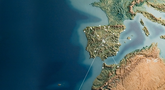 Imagen tomada desde el espacio. Se ve el territorio español: la península ibérica, los archipiélagos de Canarias y Baleares y Ceuta y Melilla. También aparecen en el plano Francia y parte de África.